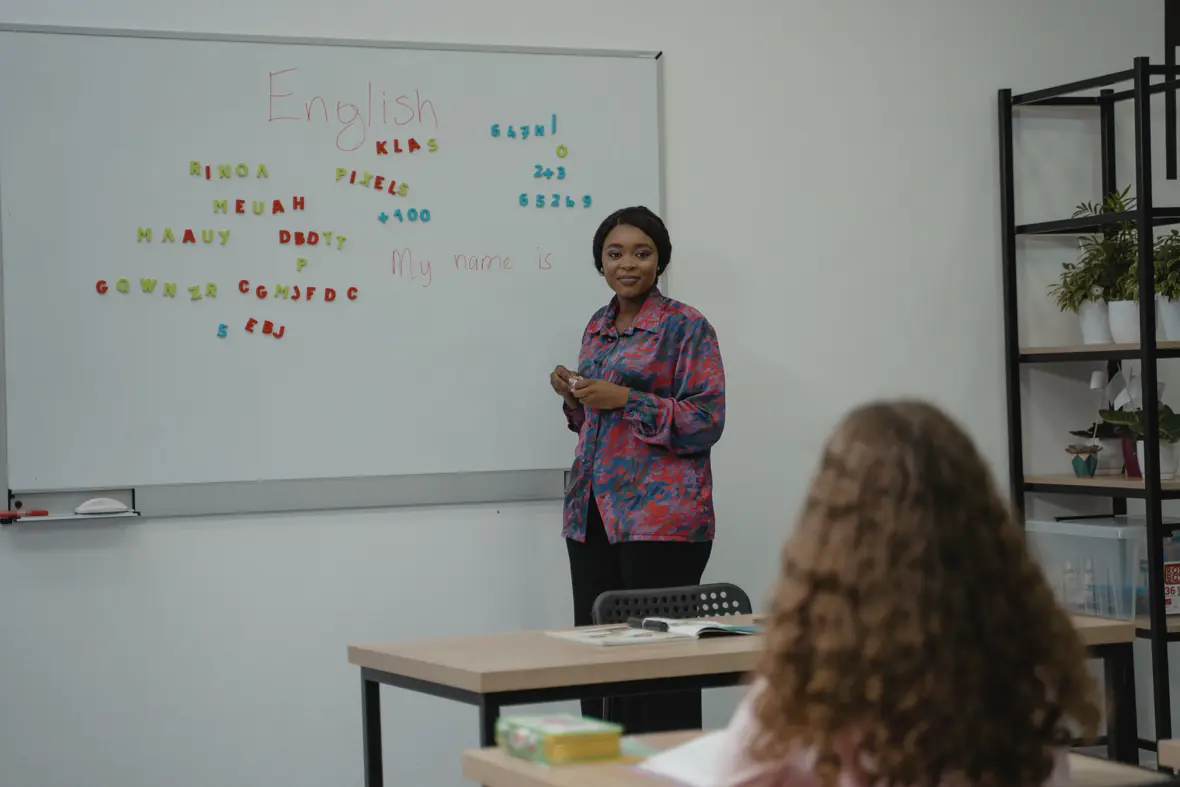 Insegnante alla lavagna durante un corso di inglese per adulti