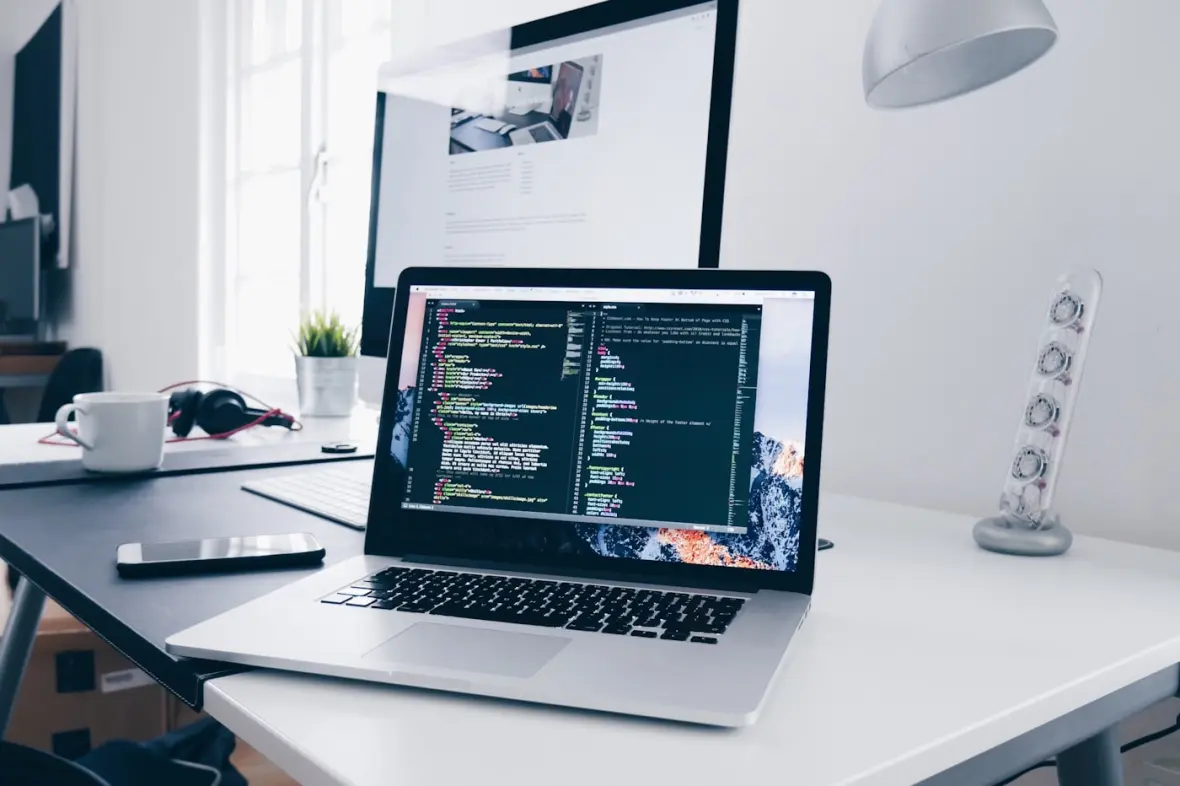 Persona al computer durante una certificazione informatica