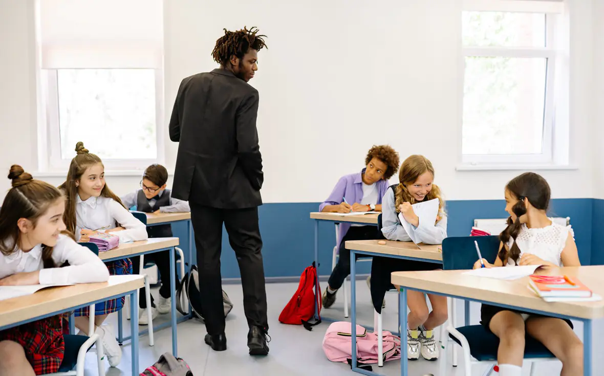 Insegnante in aula con gli studenti