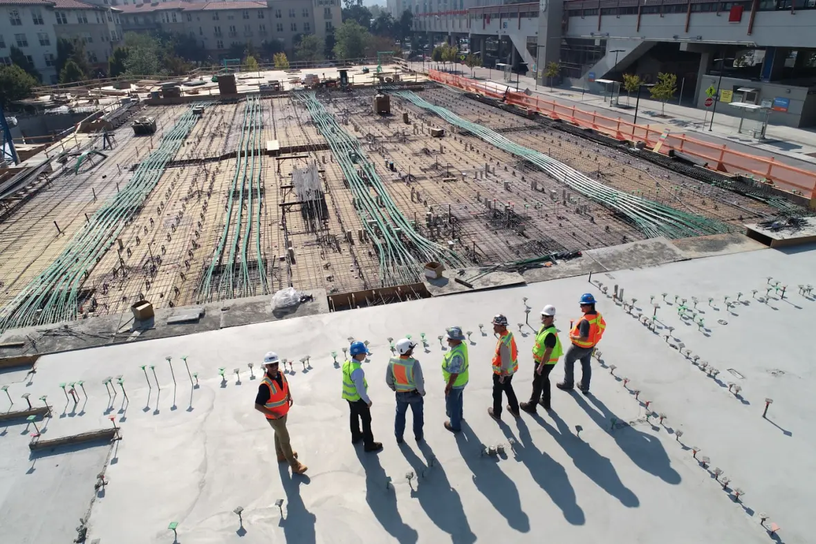 Squadra di lavoratori con caschi e gilet alta visibilità in un cantiere