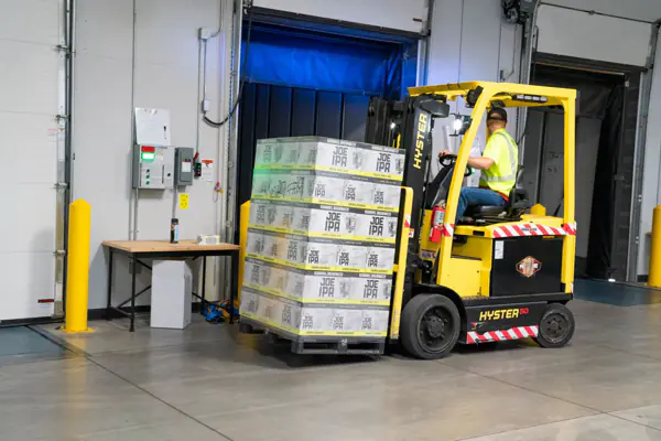 Carrello elevatore in un'area di lavoro