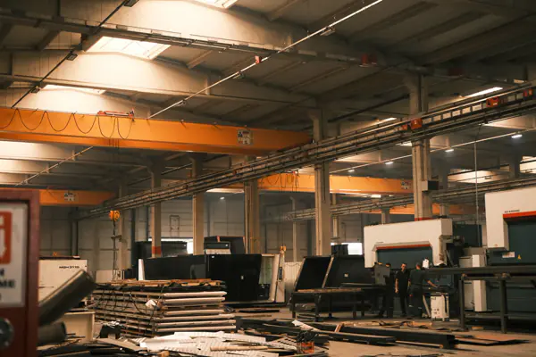 Carriponte con paranco in un capannone industriale