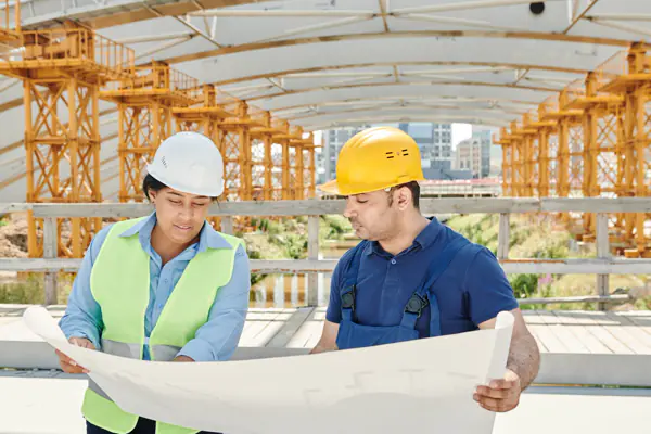 Datore di lavoro in un cantiere edile