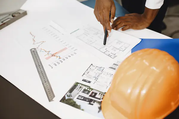 Datore di lavoro esamina i documenti di valutazione dei rischi