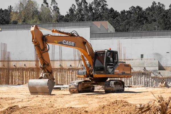 Escavatore al lavoro in un cantiere
