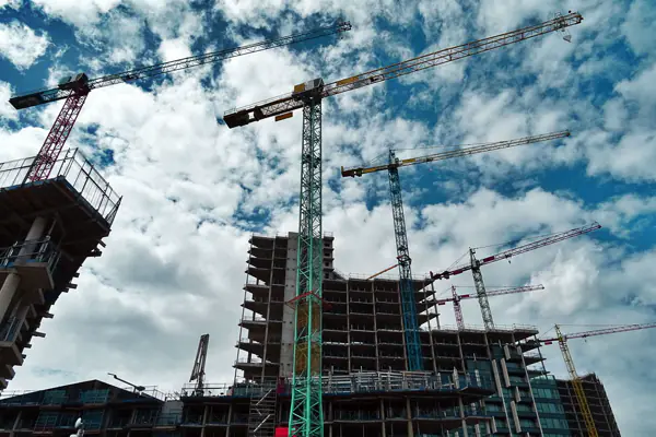 Gru a torre in un cantiere edile