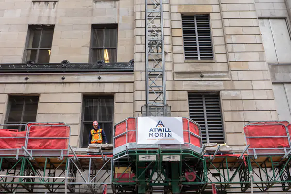 Ponte autosollevante su colonne montato su una facciata