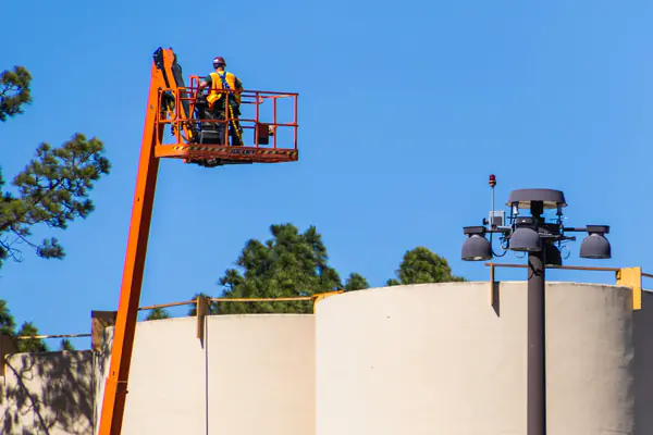 Operatore con imbracatura su piattaforma di lavoro elevabile