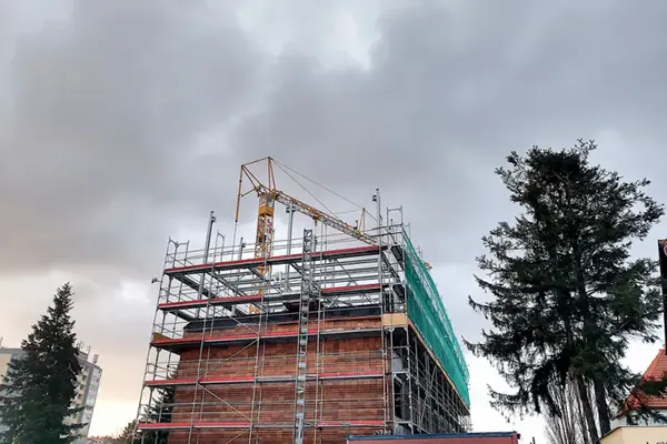 Ponteggio installato su un edificio in costruzione