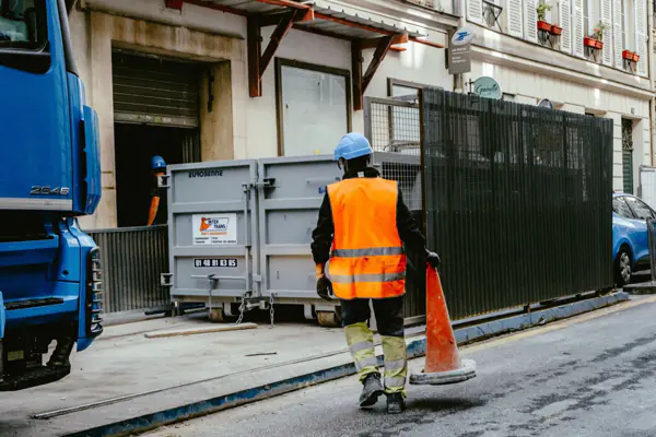 Posa di segnaletica stradale durante lavori sulla carreggiata